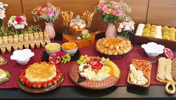 Mesa de antepastos corporativa em Curitiba