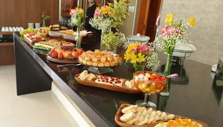 Mesa de antepastos corporativa em Curitiba