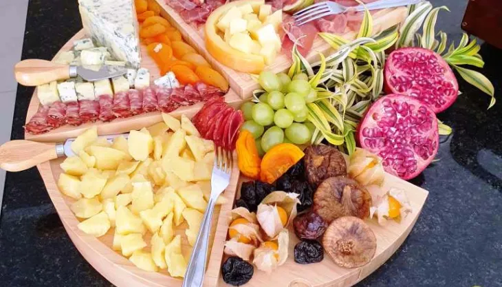 Mesa de antepastos corporativa em Curitiba