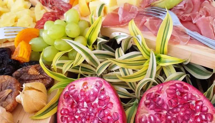 Mesa de antepastos corporativa em Curitiba