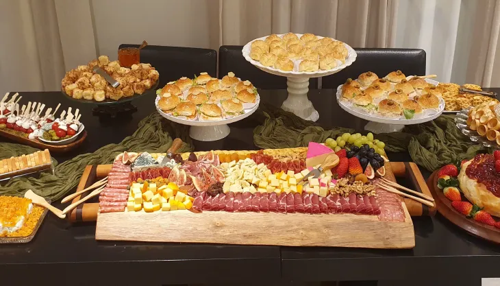 Mesa de antepastos para aniversários