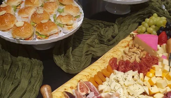 Mesa de antepastos para aniversários