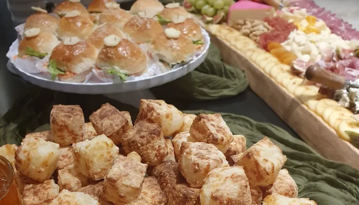 Mesa de antepastos para aniversários