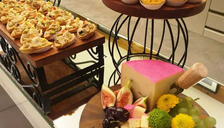 Mesa de antepastos para aniversários