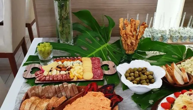 Mesa de entradas e aperitivos em Curitiba