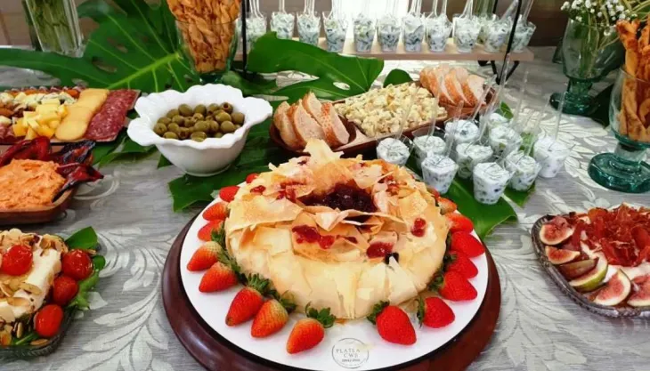 Mesa de entradas e aperitivos em Curitiba