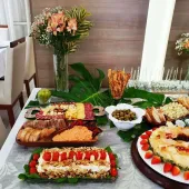 Mesa de entradas e aperitivos em Curitiba